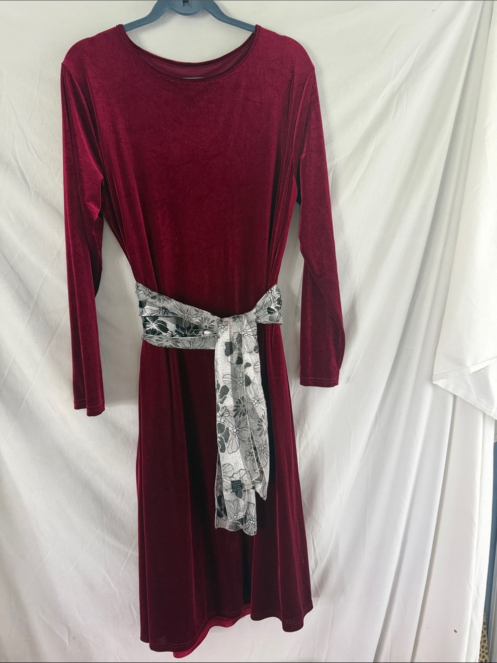 Long-Sleeve Velvet Midi Dress in Burgundy with Decorative Belt